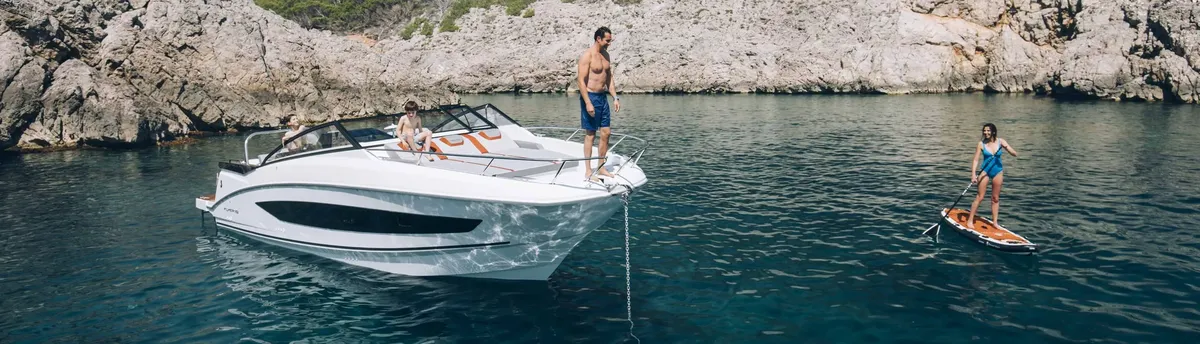Beneteau Flyer 10: Family on a boat in a bay