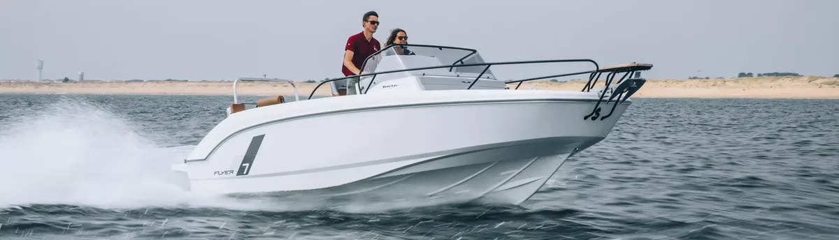 Beneteau Flyer 7 SUNdeck: Boat cruising at sea