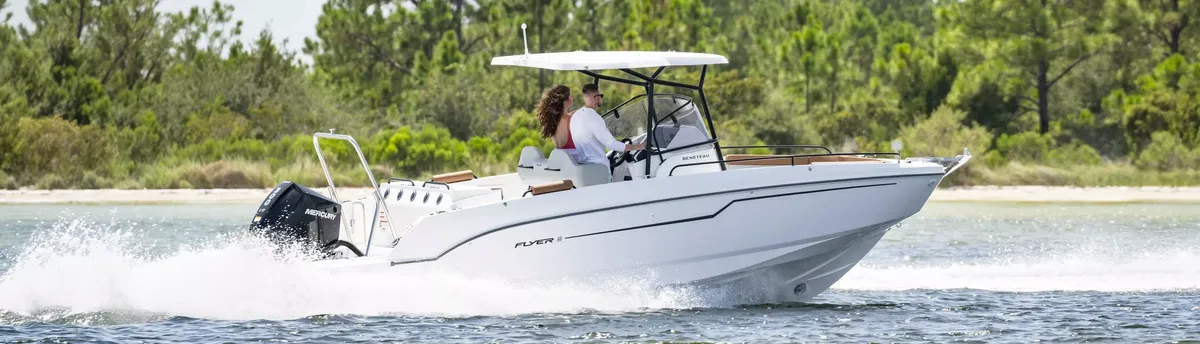 Beneteau Flyer 8 SPACEdeck: Boat cruising on water