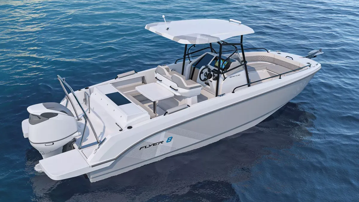 Beneteau Flyer 8 SPACEdeck: Ein Schnellboot, das auf dem Meer treibt