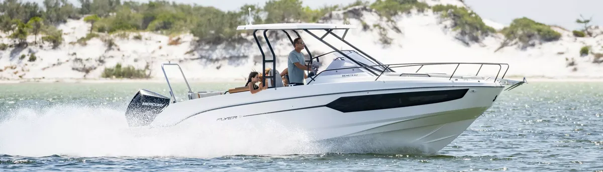Beneteau Flyer 8 SUNdeck: Boat cruising at sea