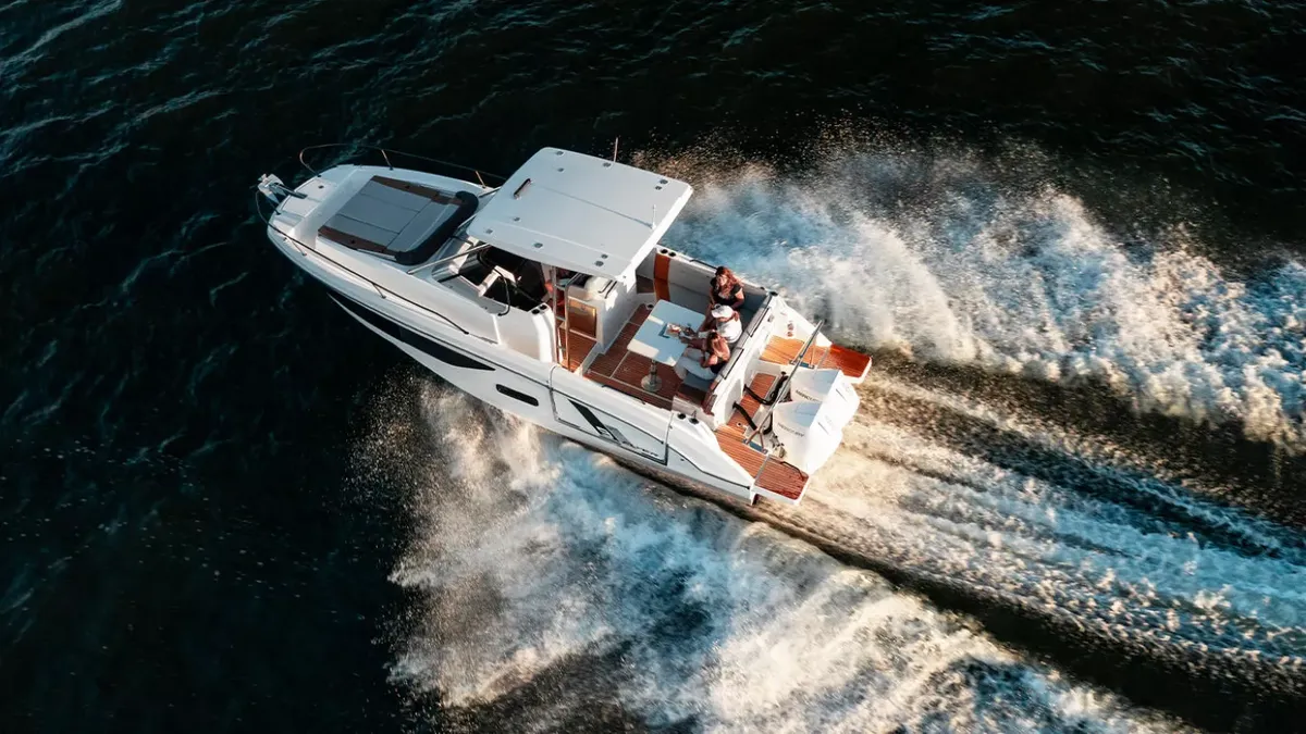 Beneteau Flyer 9 SUNdeck: Ein Boot, das auf dem Meer fährt und eine Heckwelle hinter sich herzieht