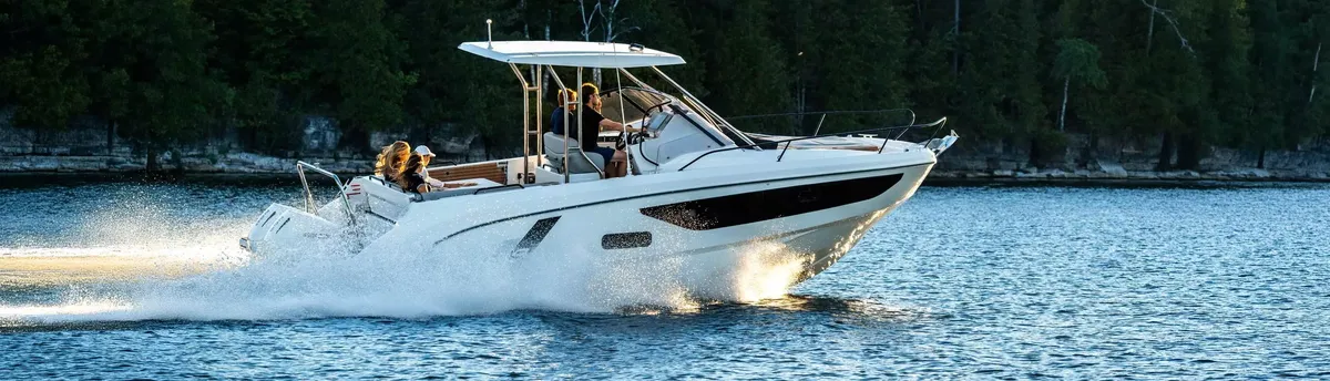 Beneteau Flyer 9 SUNdeck: Boat cruising on water