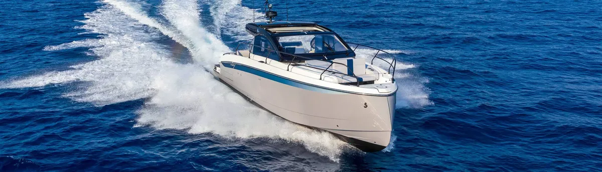 Beneteau Gran Turismo 40: Boat cruising at sea with a wake