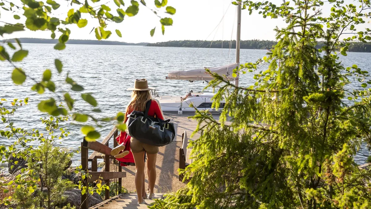 Beneteau Oceanis 30.1: Woman walking towards a boat