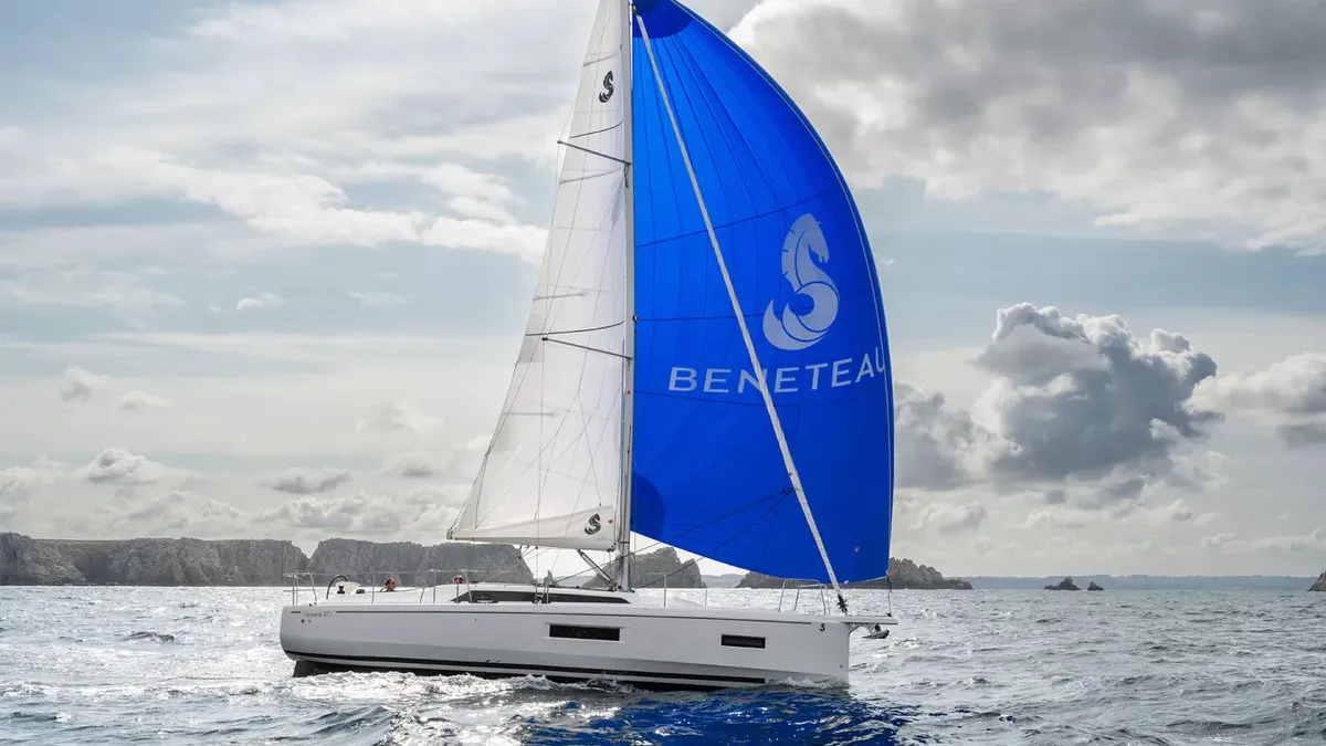 Beneteau Oceanis 37.1: Segelboot mit blauem Spinnaker auf dem Meer