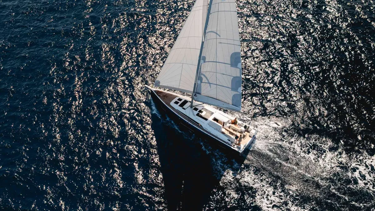 Beneteau Oceanis 47: Segelboot auf dem Meer aus der Vogelperspektive