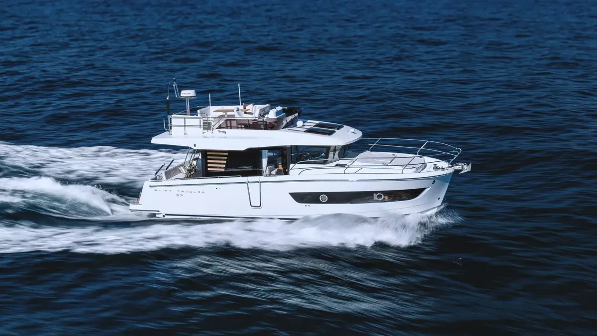 Beneteau Swift Trawler 37 Fly: Bootsfahrt auf dem Meer
