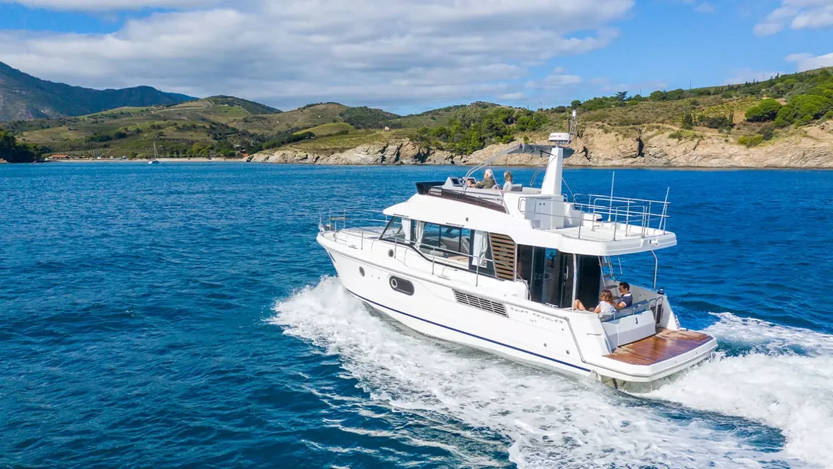 Beneteau Swift Trawler 41 Fly: Bootsfahrt auf dem Meer