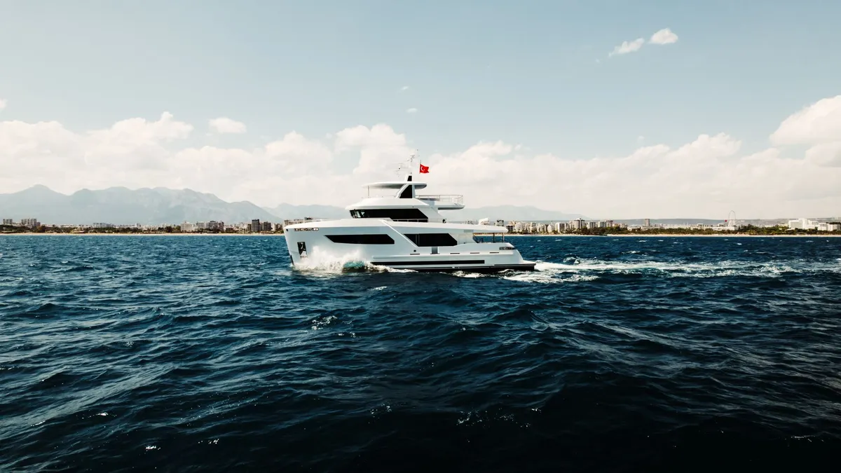 Bering Yachts B88: Yachtfahrt auf dem Meer