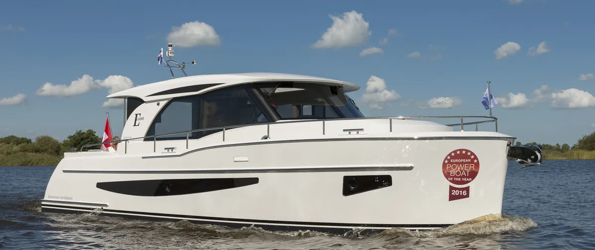 Boarncruiser 1100 Elegance: White boat cruising on the water