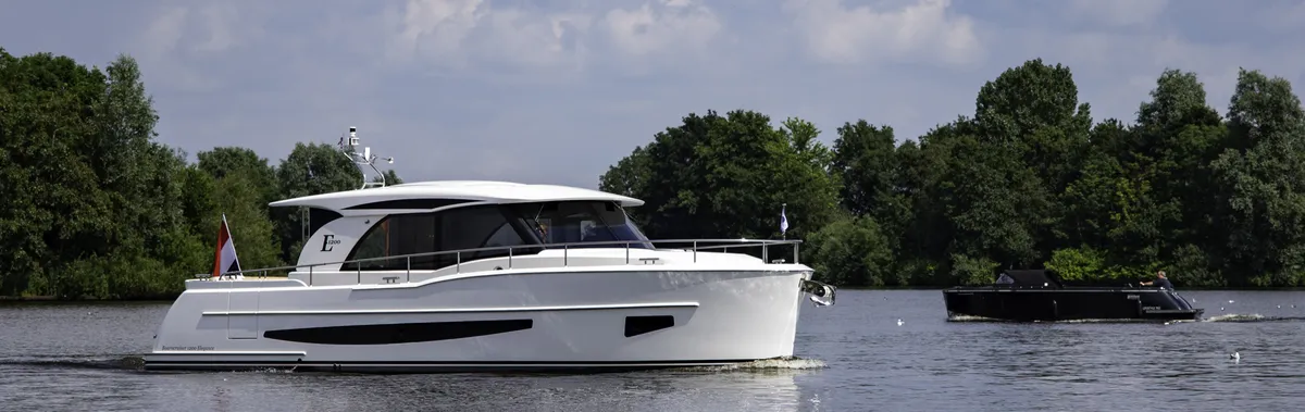 Boarncruiser 1200 Elegance: White boat cruising on the water