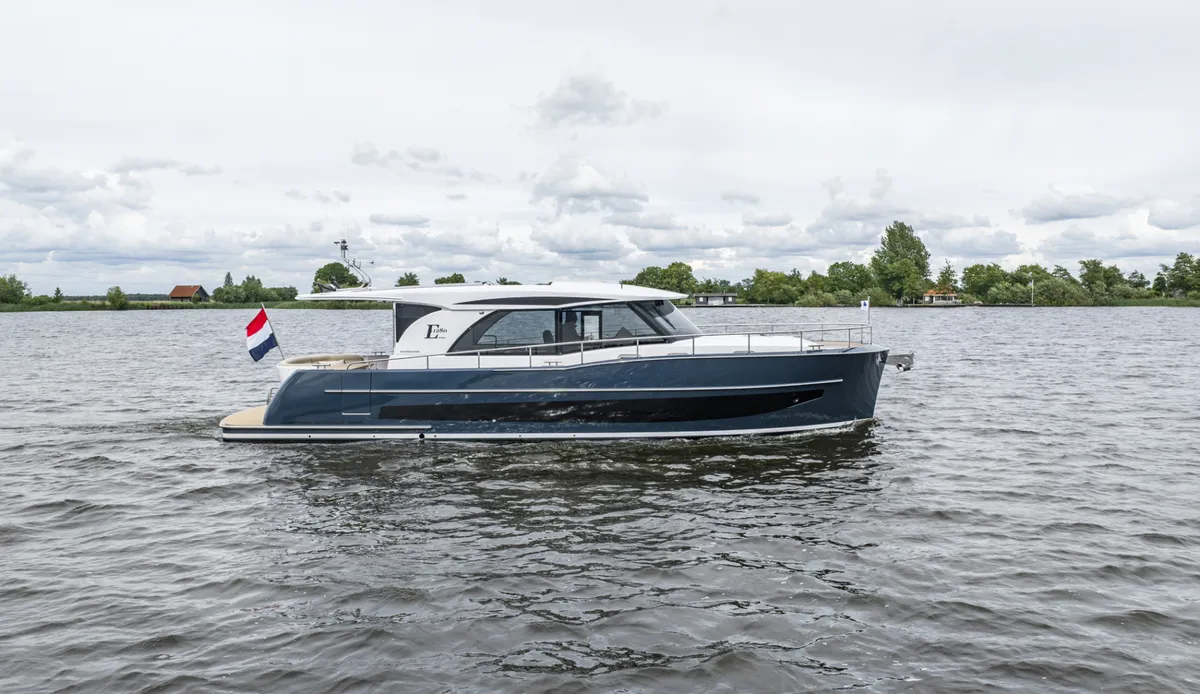 Boarncruiser 1280 Elegance: Motorboat cruising on the water