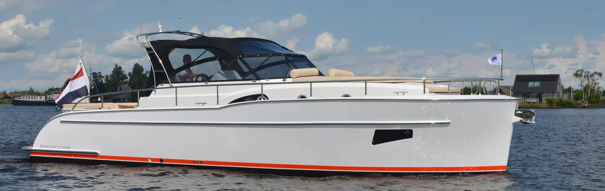Boarncruiser 37 Lounge: White boat cruising on the water