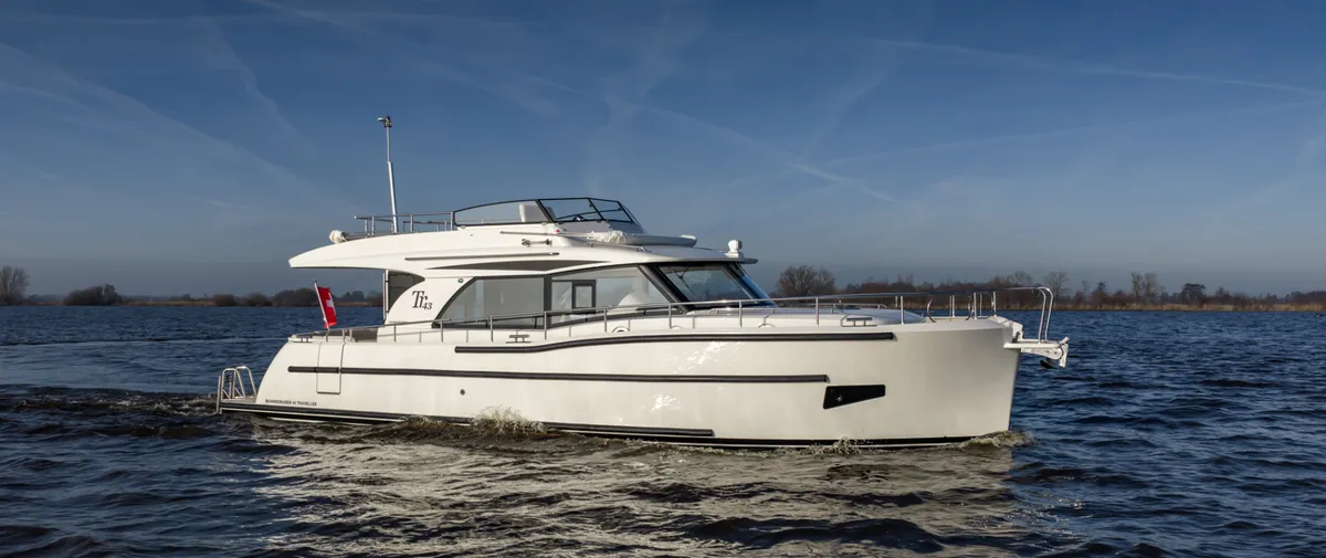 Boarncruiser 43 Traveller: Boat cruising on water