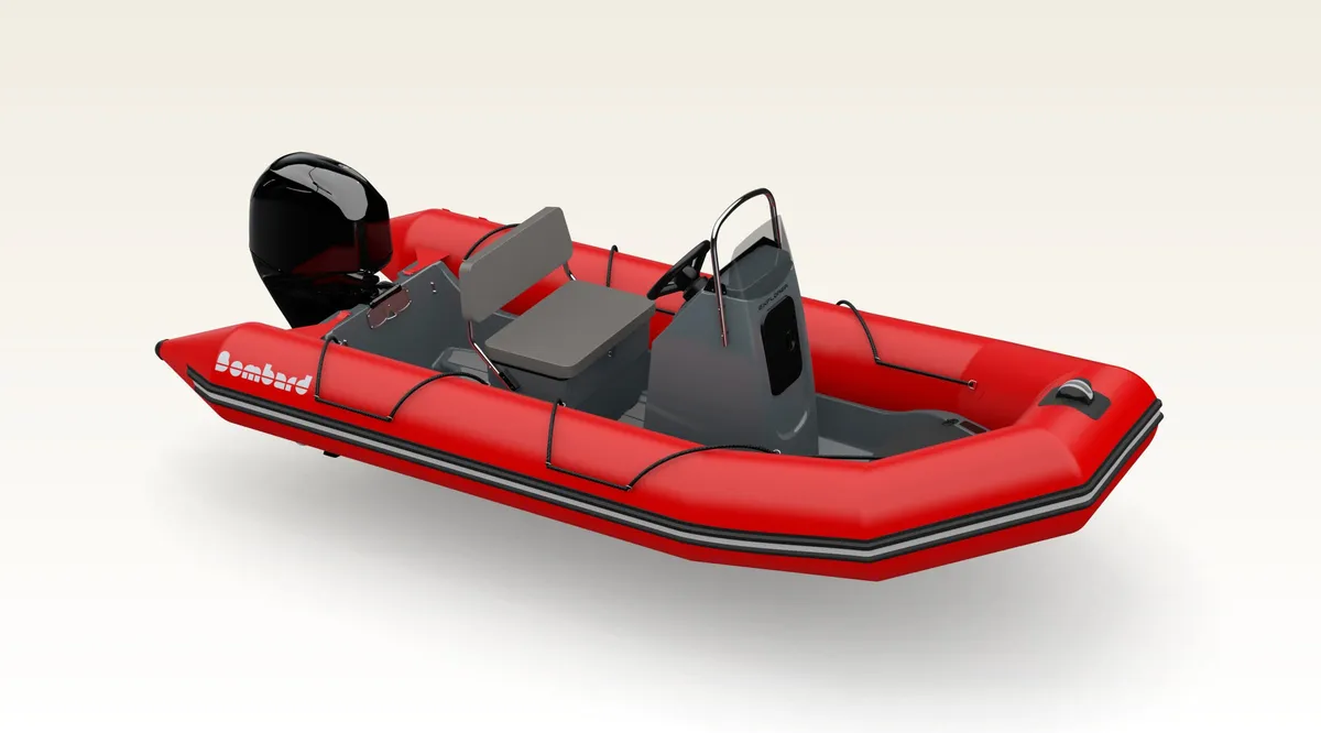 Bombard Explorer 420: Rubber dinghy with an outboard motor in the studio