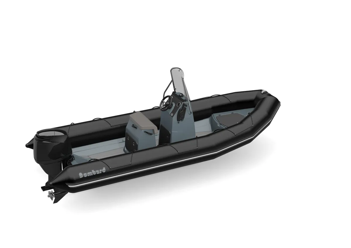 Bombard Explorer 550: Gummiboot mit Außenbordmotor vor weißem Hintergrund