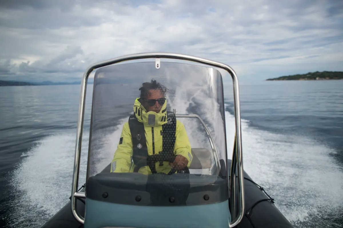 Bombard Explorer 700: Eine Person, die mit einem Schlauchboot auf dem Meer unterwegs ist