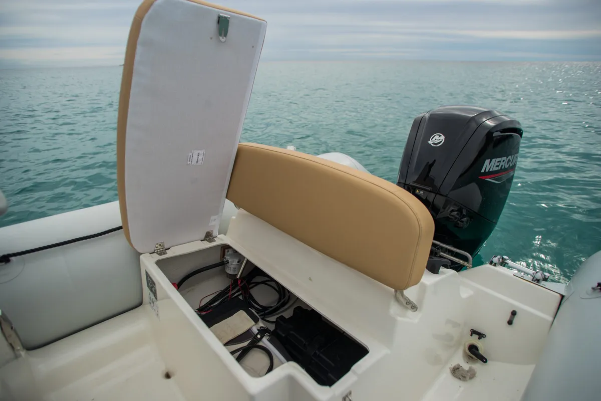 Bombard Sunrider 550: Storage compartment with battery open