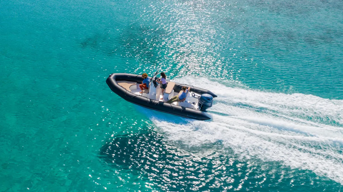 Bombard Sunrider 650: Ein Schlauchboot rast über das Meer