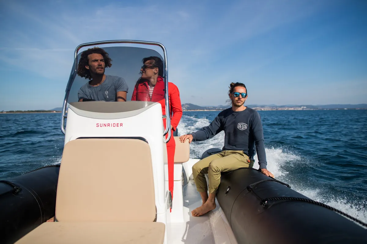 Bombard Sunrider 650: People cruising in a rubber dinghy