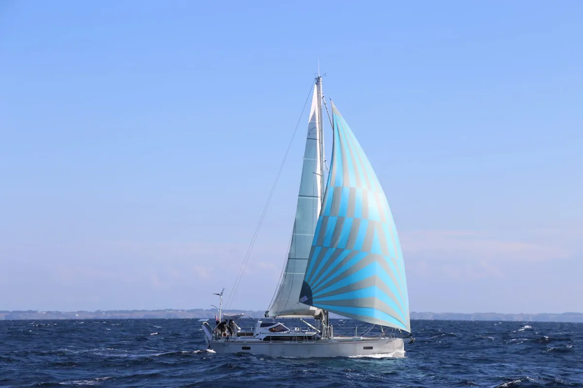 Boreal Yachts 44.2: Segelboot mit einem bunten Spinnaker auf dem Meer
