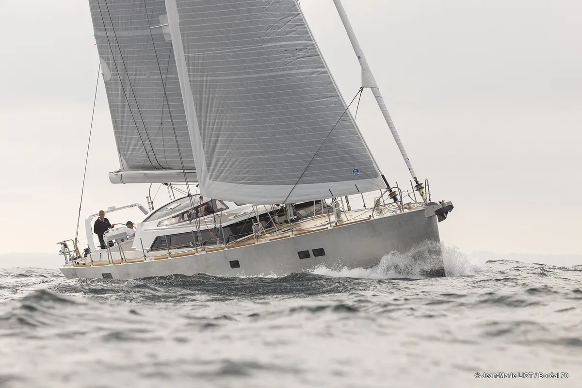 Boreal Yachts 70: Un voilier naviguant sur les vagues