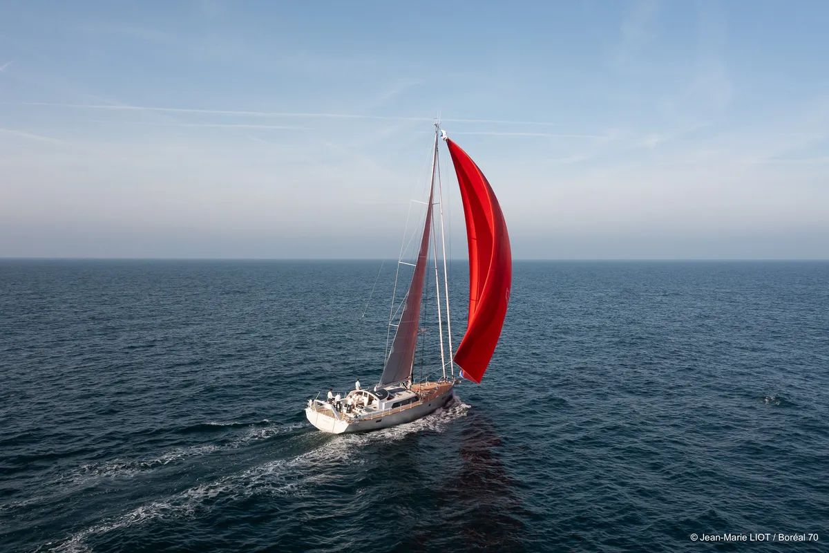 Boreal Yachts 70: Segelboot mit rotem Spinnaker auf dem Meer
