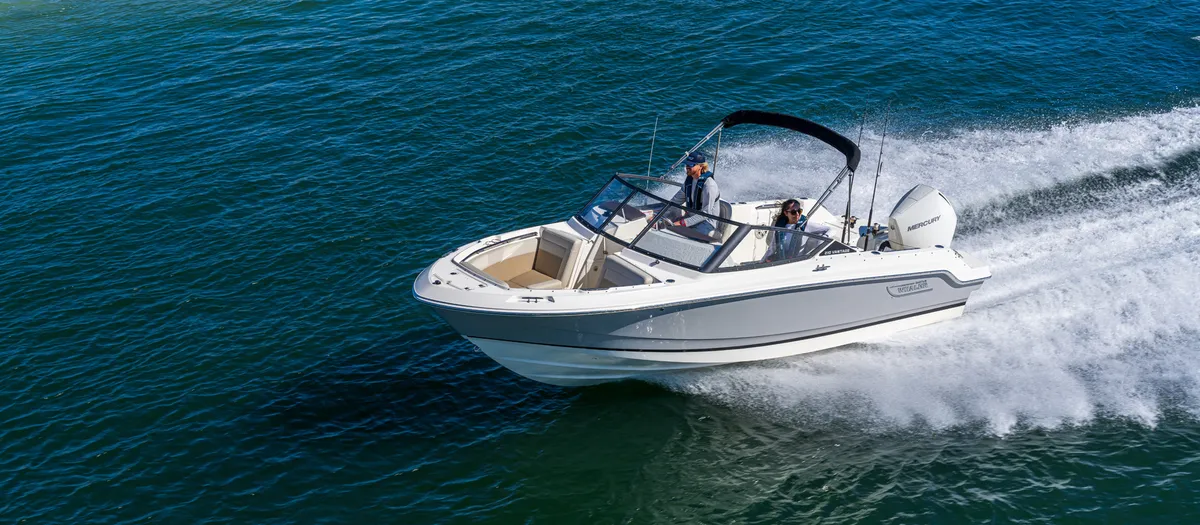 Boston Whaler 210 Vantage: In Fahrt mit Heckwelle