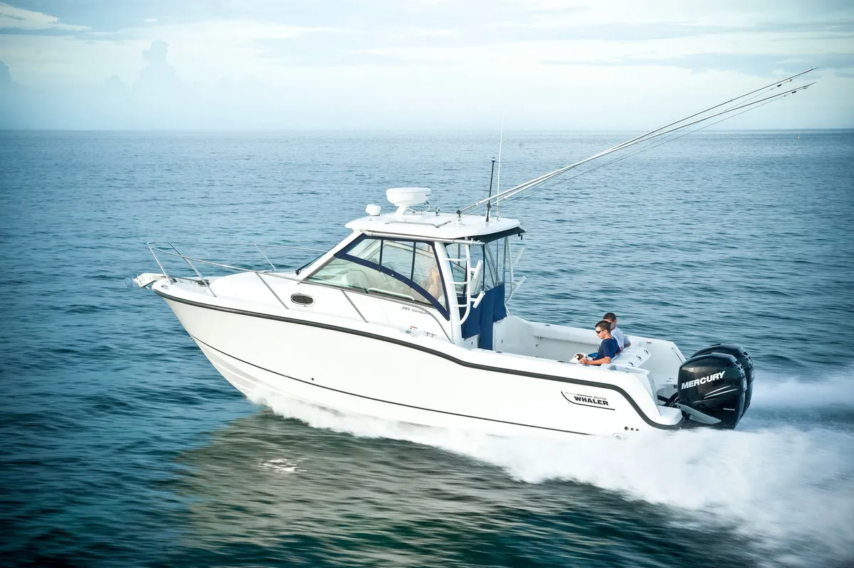 Boston Whaler 285 Conquest: Seitenansicht während der Fahrt