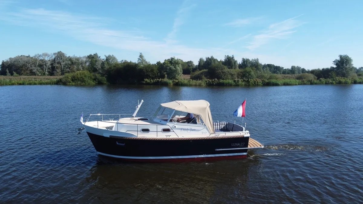 Brandsma Jachten Luna 27: Boat cruising on a river