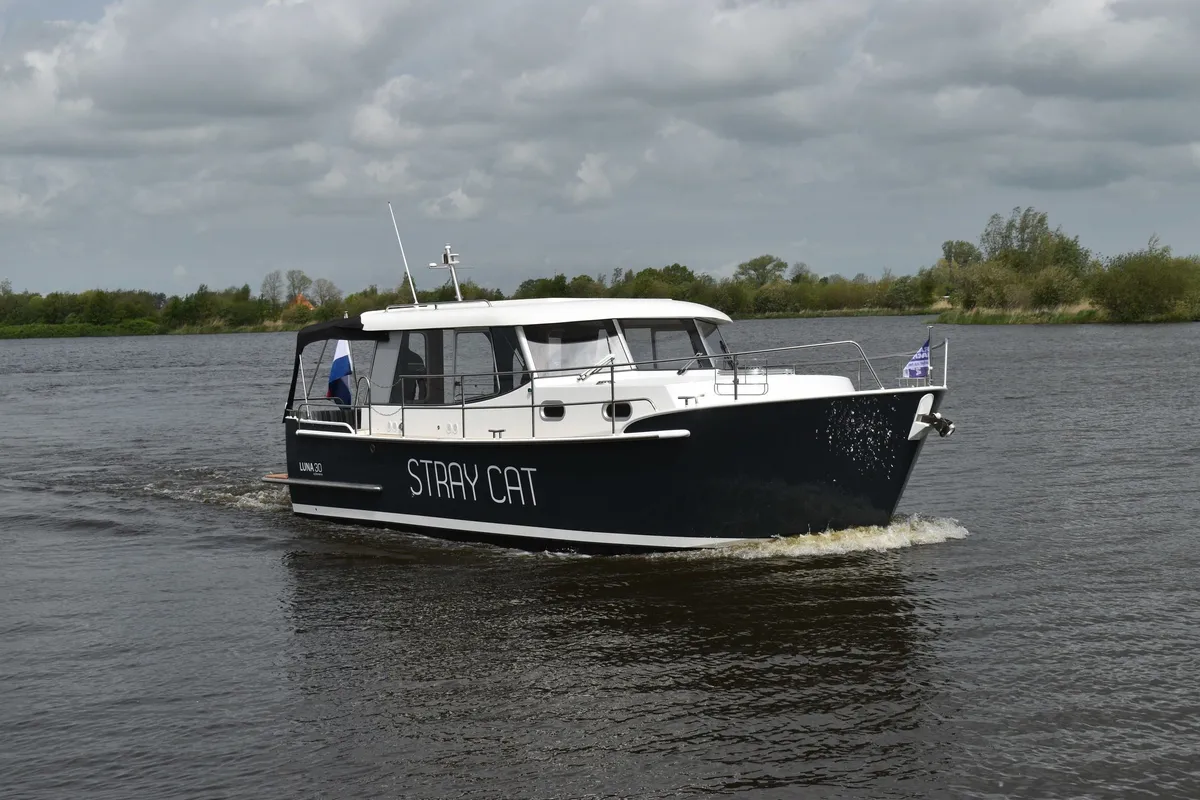 Brandsma Jachten Luna 30: Boat cruising on water