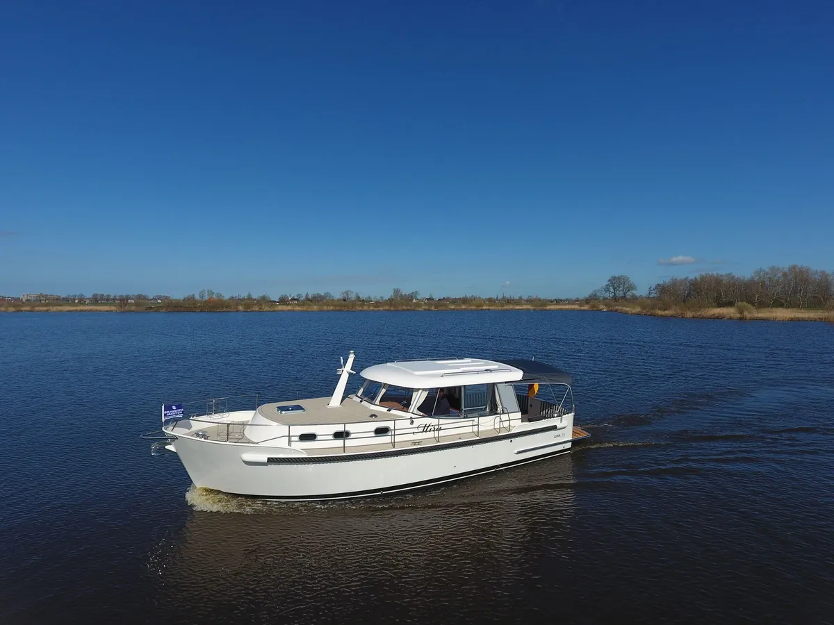 Brandsma Jachten Luna 34: Motorbootfahrt auf einem See