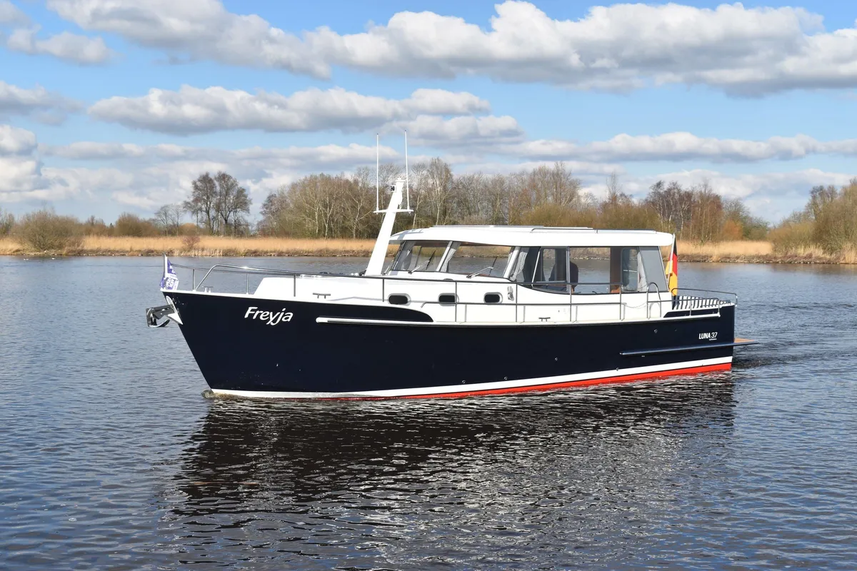 Brandsma Jachten Luna 37: Bootsfahrt auf einem Fluss