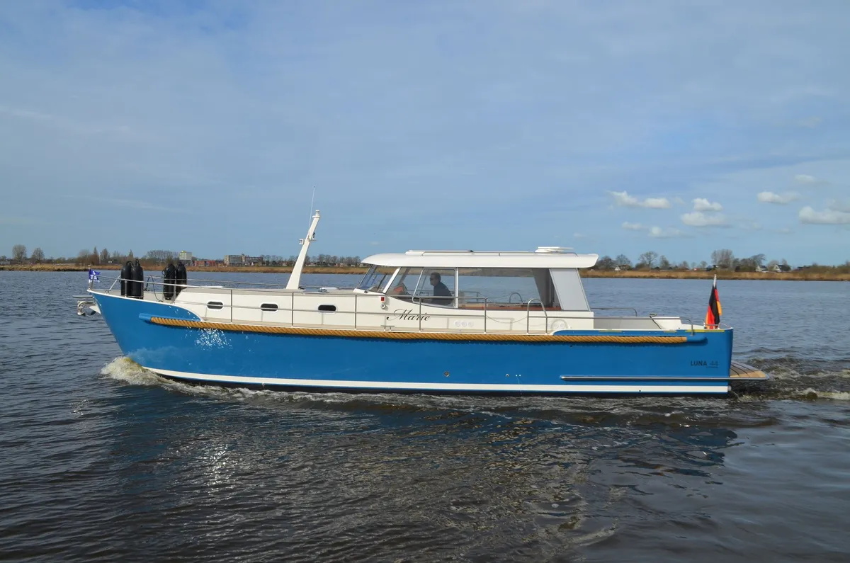 Brandsma Jachten Luna 44: Blue motorboat cruising on the water