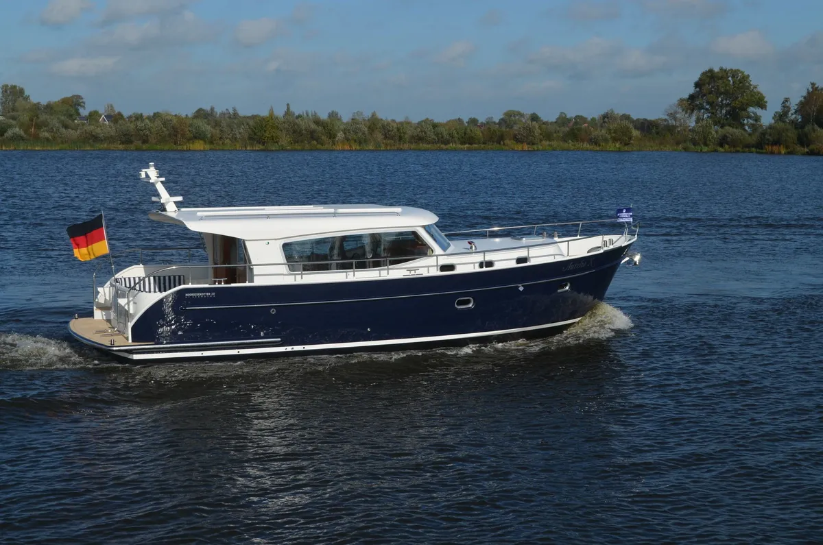Brandsma Jachten Noordzeekotter 38: Blue motorboat cruising on the water