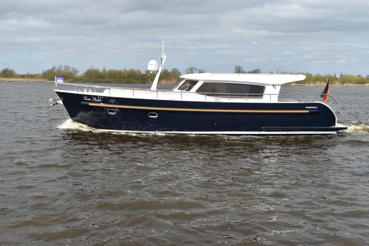 Brandsma Jachten Noordzeekotter 42: Boat cruising on water