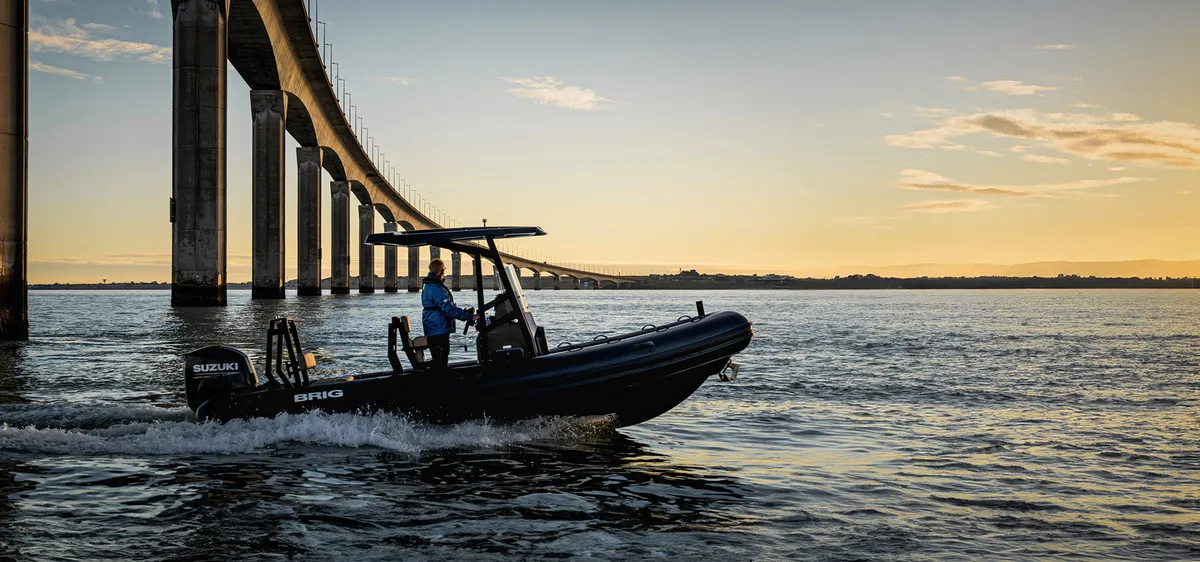 Brig Navigator 22: Boat cruising under a bridge