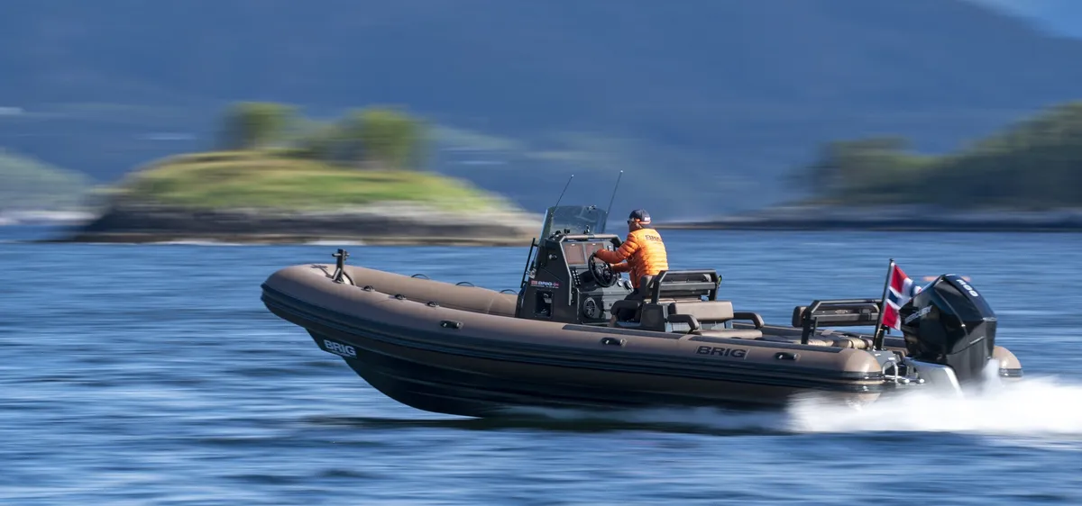 Brig Navigator 26: Ein Schlauchboot gleitet über das Wasser