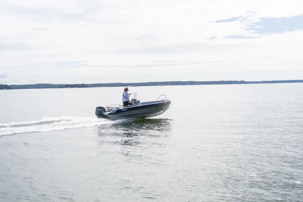 Buster L1: Bootsfahrt auf dem Meer