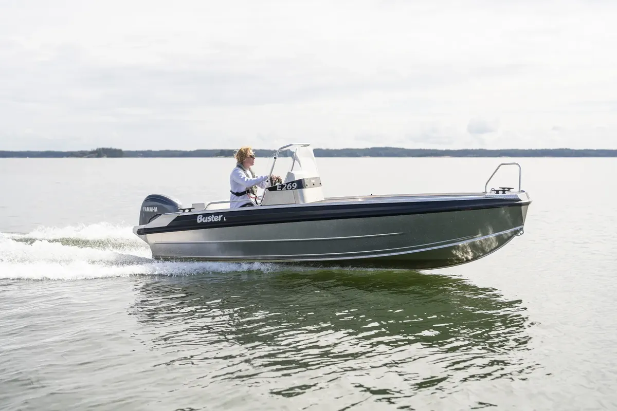 Buster L1: Promenade en bateau sur l'eau