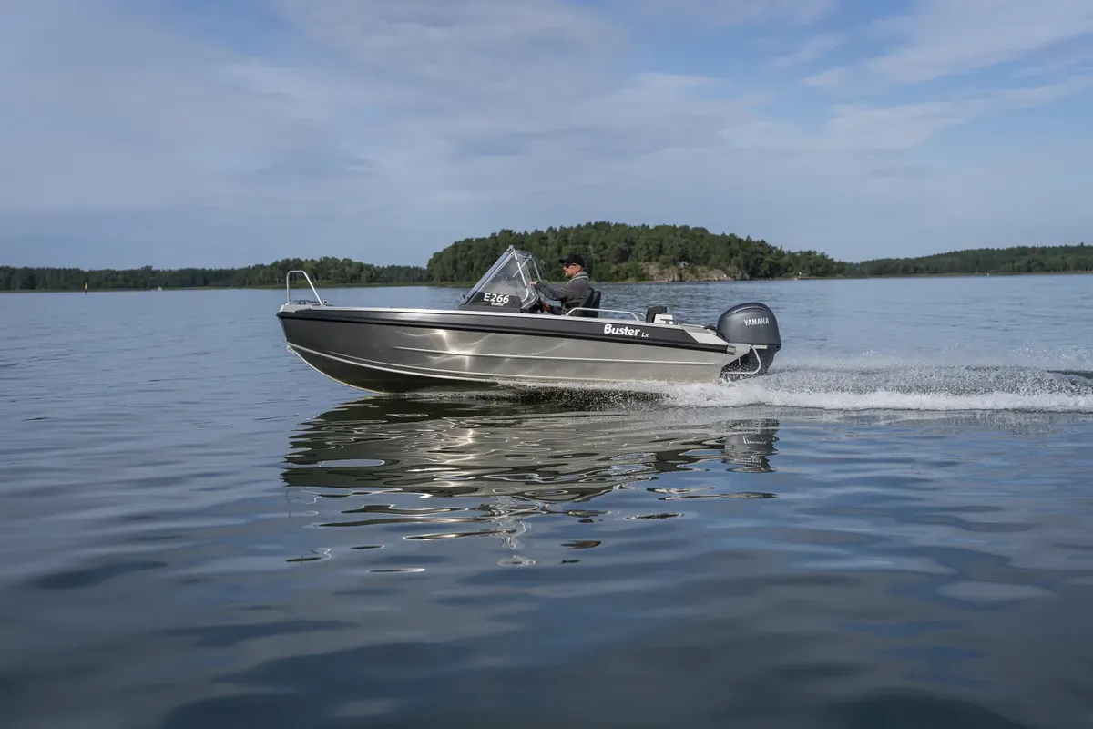 Buster Lx: Boat cruising on water