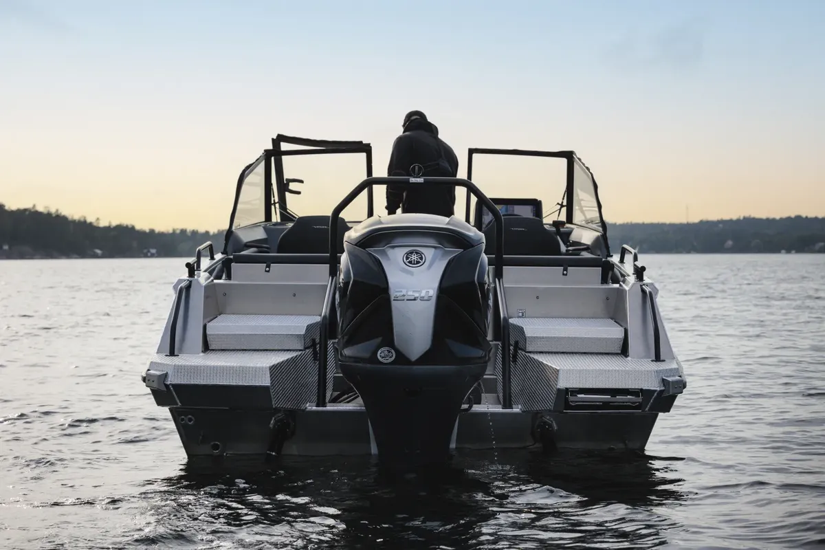 Buster Magnum V MAX: Boat with an outboard motor on the water