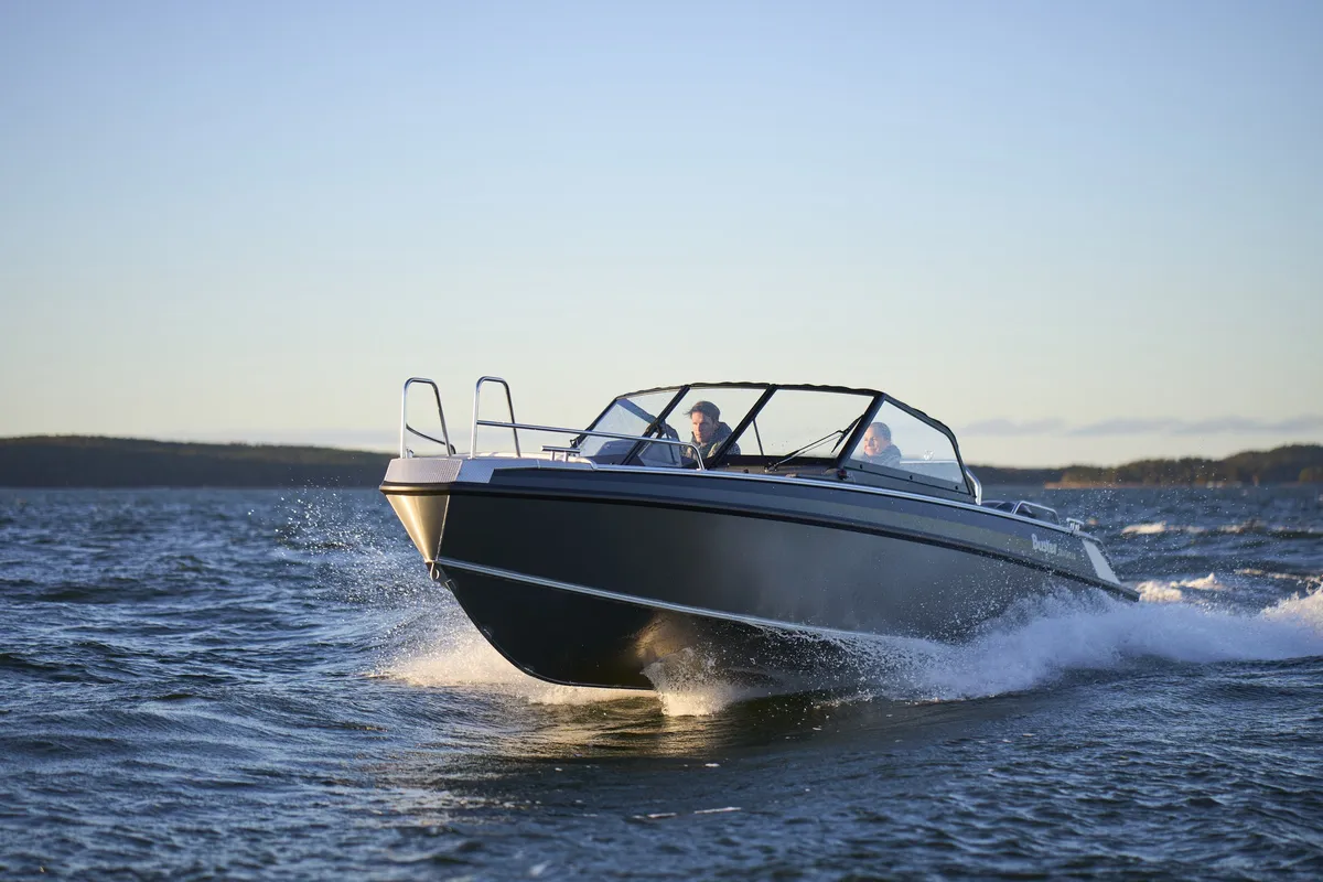 Buster Magnum: Boat cruising on water