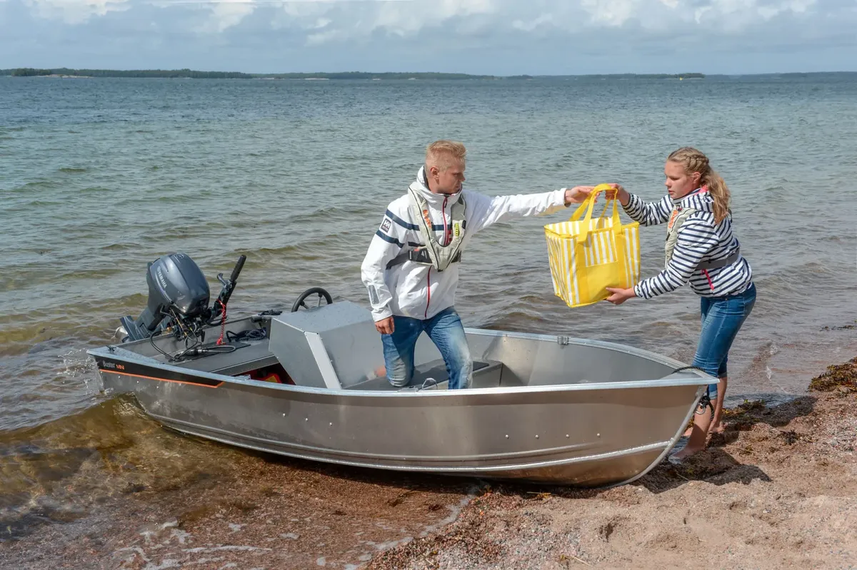 Buster Mini Sport: Boat on the beach with a bag
