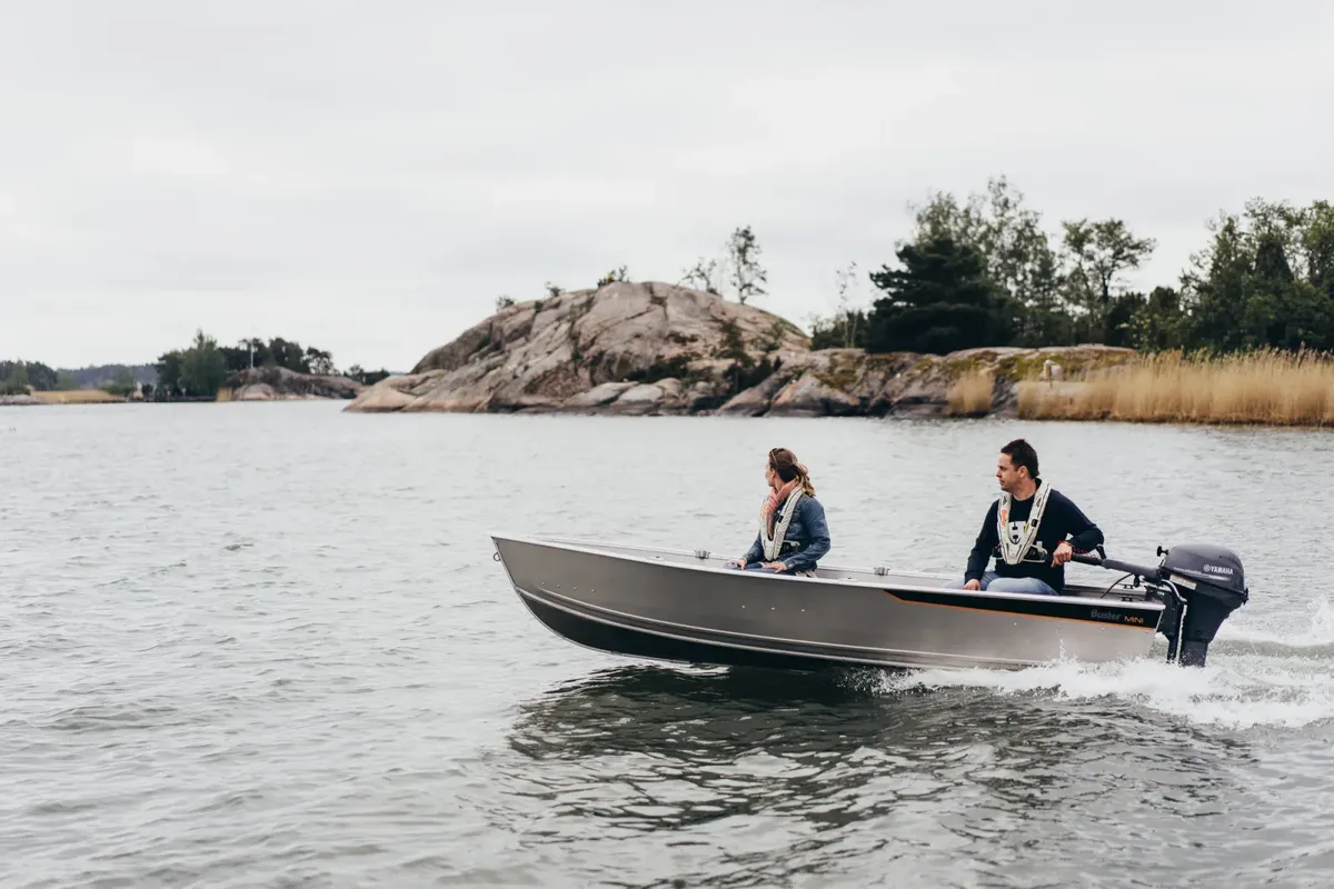 Buster Mini: Ein kleines Boot, das auf dem Wasser fährt