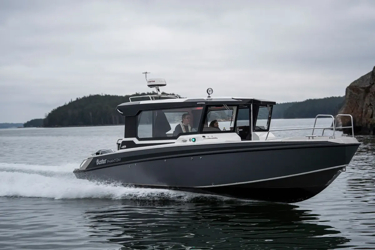 Buster Phantom Cabin: Bootsfahrt auf dem Meer