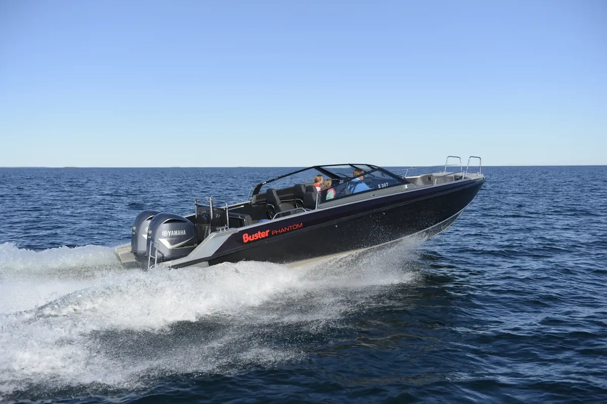 Buster Phantom: Schnellbootfahrt auf dem Meer