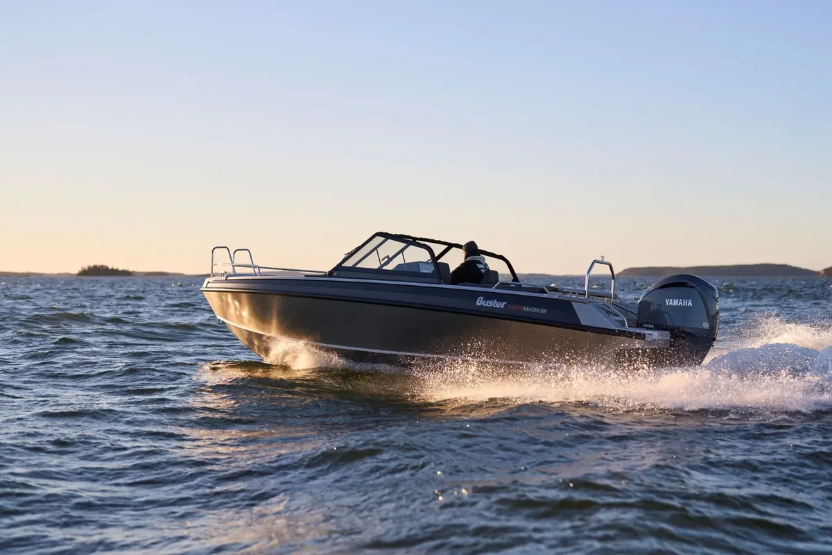 Buster SuperMagnum: Bootsfahrt auf dem Meer