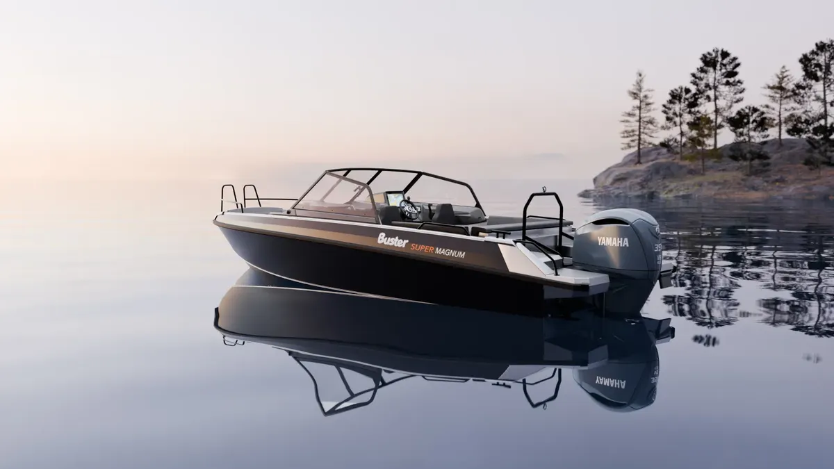 Buster SuperMagnum: Boat moored on a lake